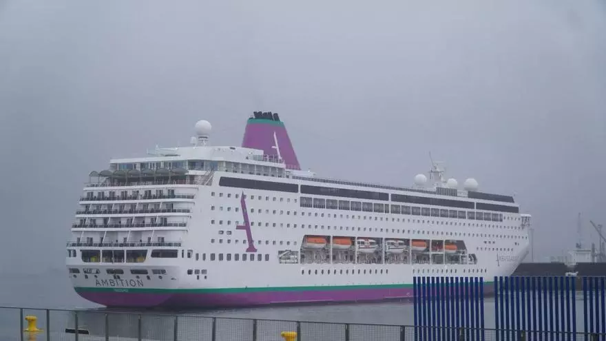 Entrada del crucero 'Ambition' en A Coruña