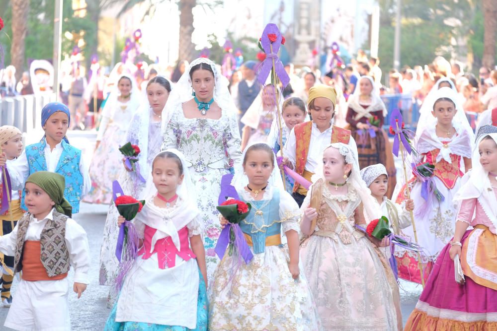 Los festeros aprovechan la Ofrenda para protestar contra la violencia de género con flores y lazos morados