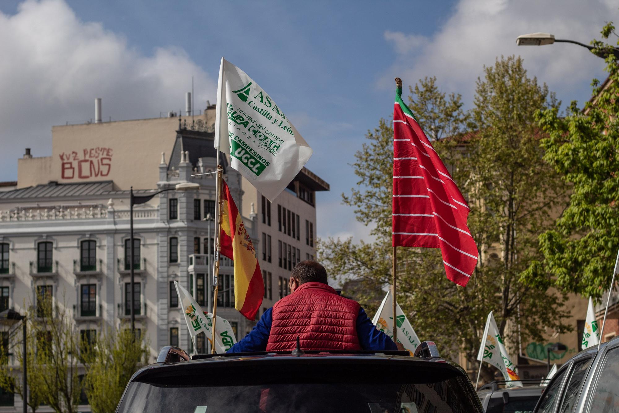 GALERÍA | Manifestación en contra de la "sobreprotección" del lobo ibérico