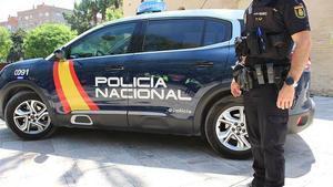 Imagen de archivo de un agente de la Policía Nacional POLICÍA NACIONAL 03/8/2023. Valencia.- Sucesos.- Detenido tras violar a una mujer e intentar esconderse entrando a la fuerza en casa de su expareja;POLICÍA NACIONAL