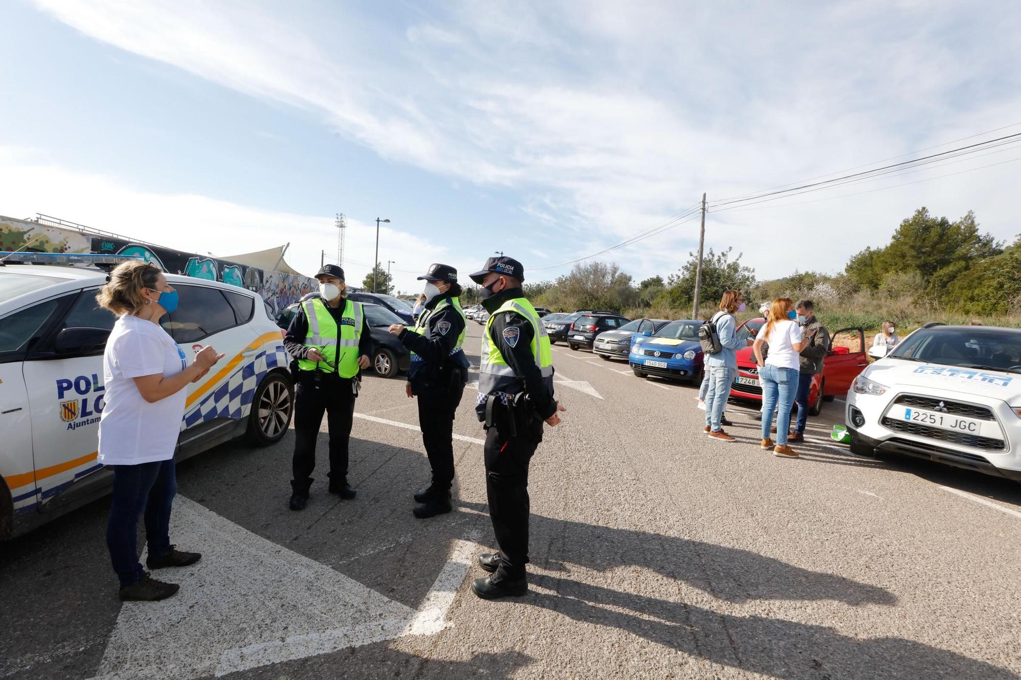 Una caravana reclama en las calles de Ibiza mejoras salariales para los sanitarios