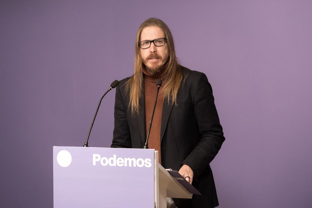 El secretario de organización y portavoz de Podemos, Pablo Fernández, en una rueda de prensa.