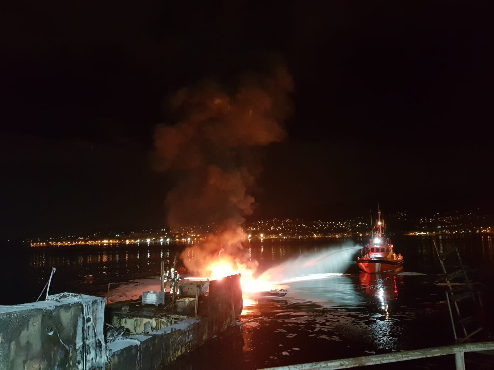 Lancha de Salvamento actuando desde el mar para extinguir las llamas.