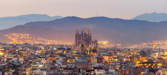 Vista aérea Panorama del horizonte de Barcelona y Sagrada Familia al atardecer, España