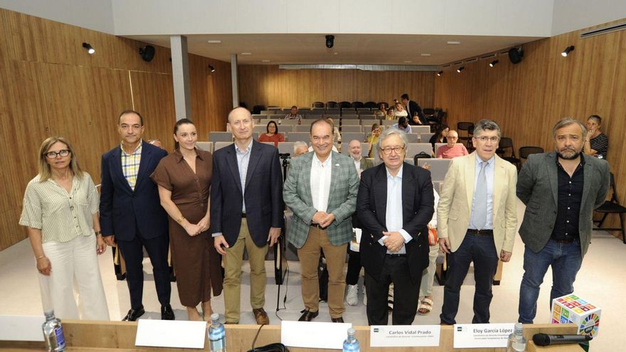 Al acto inaugural asistieron varios miembros del concello de Lalín y de la Uned. | Bernabé/Javier Lalín