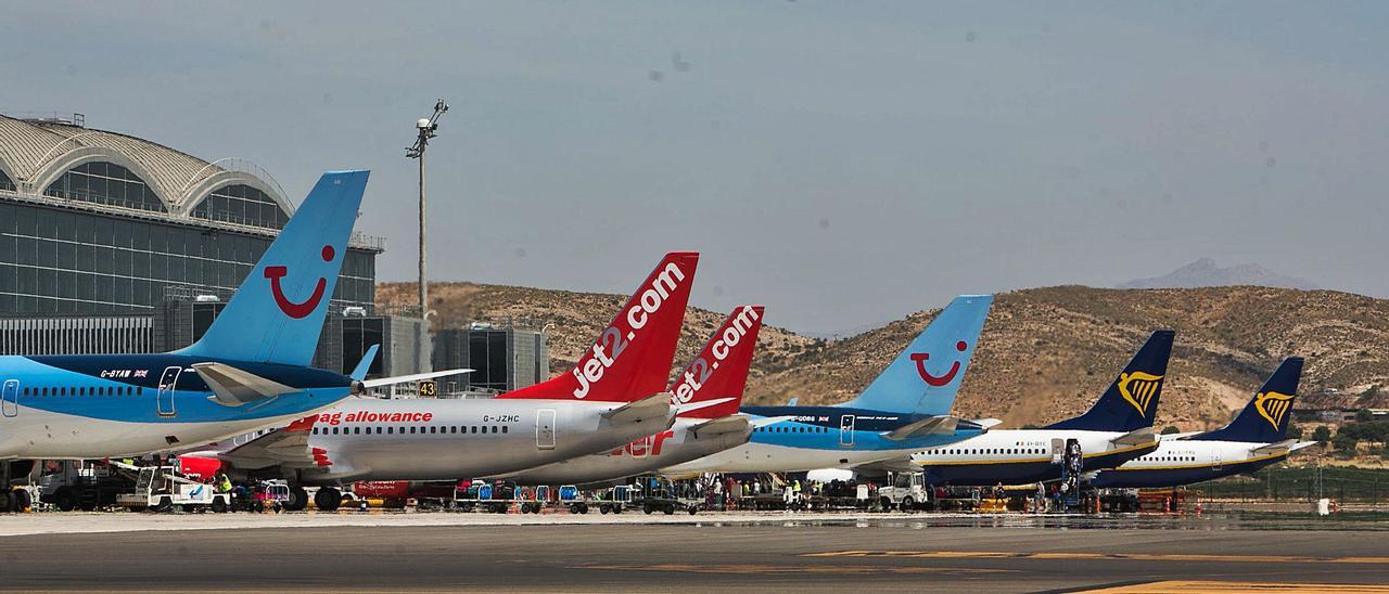 Aviones de la compañías TUI, Ryanair y Jet2.com aparcados en la plataforma del aeropuerto en una imagen de archivo. | JOSE NAVARRO