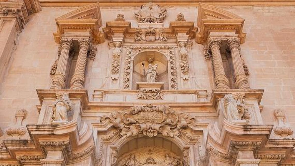 Bella muestra del mejor barroco en la fachada principal (1680-1682) de la iglesia de Santa María. Con rango de basílica, este emblemático templo ilicitano, en total sintonía con la multisecular e intensa reivindicación antiseñorial y anhelo popular de reversión a la Corona (decimonónica “Elche del Reino”), logró evitar el patronato señorial, con clero de provisión ajena a los marqueses de Elche.