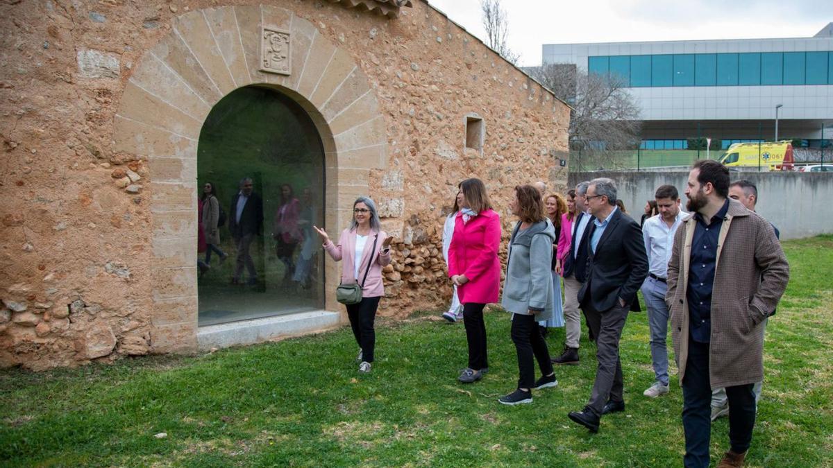 La presidenta del Govern y la consellera de Salud, ayer en las casas de Son Espases Vell.