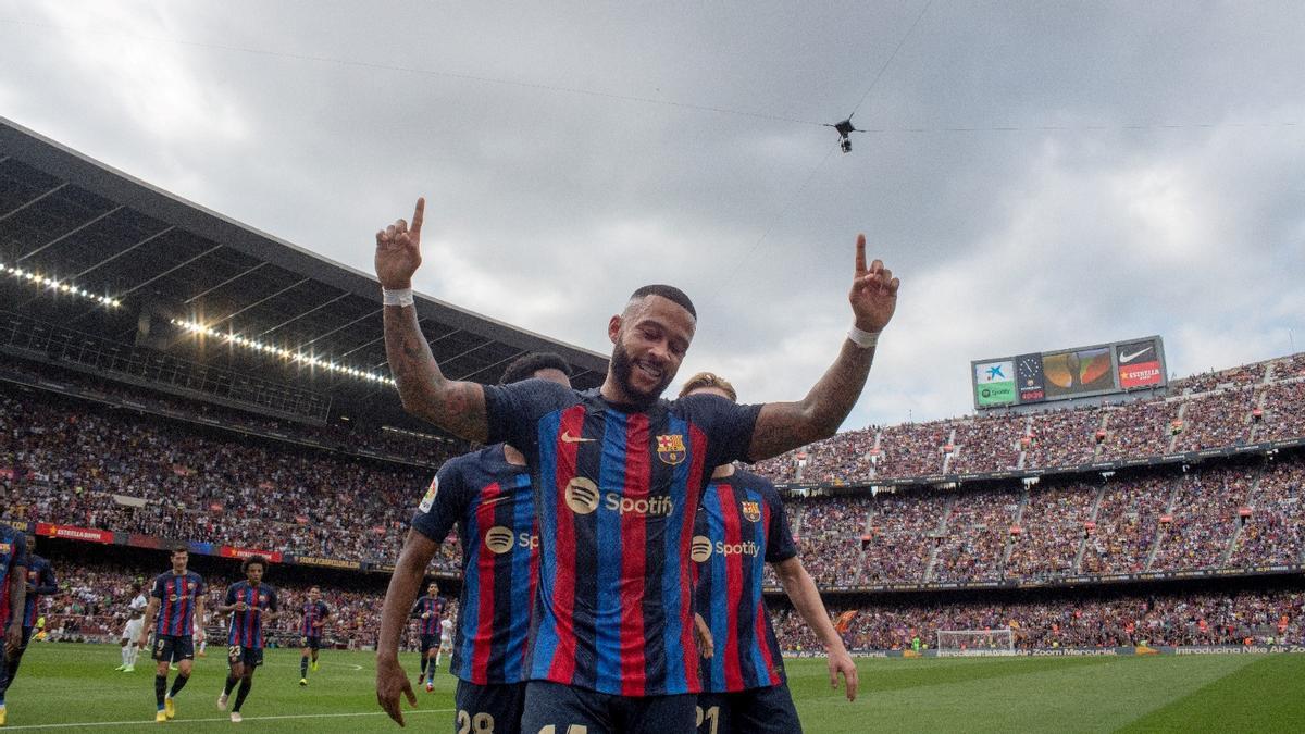 Memphis festeja su gol, el 2-0 al Elche en el Camp Nou.