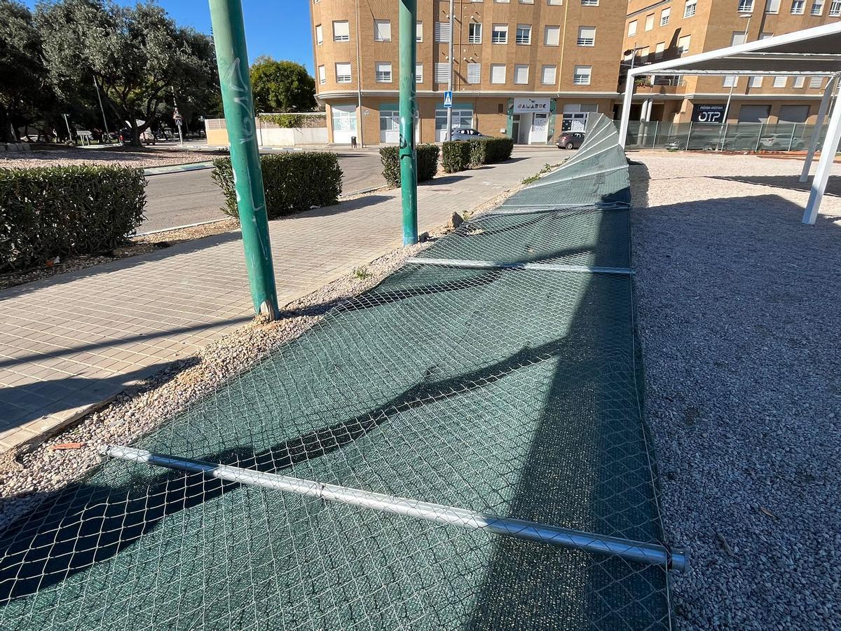 El viento derriba el vallado que rodea el colegio Orba de Alfafar.