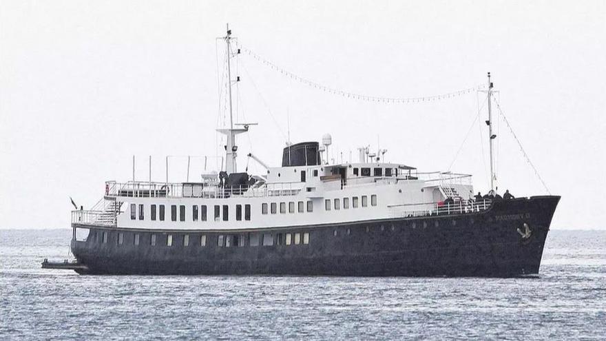 Die Harmony II liegt vor Palma vor Anker.