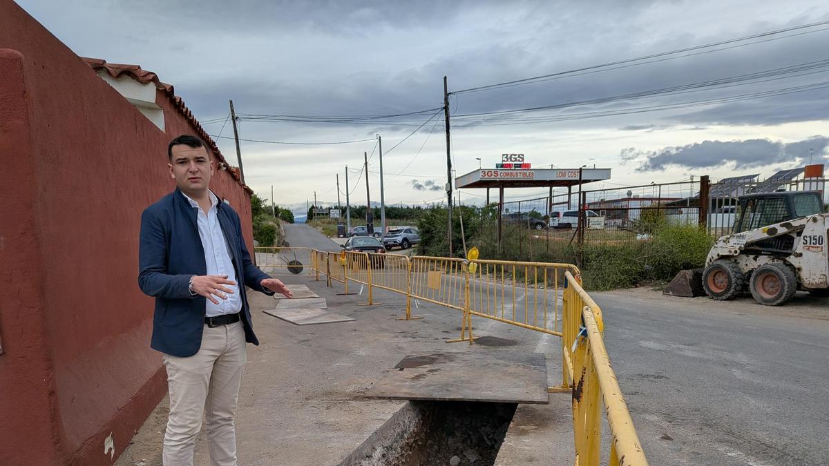 Borja Castell visita les obres del nou col·lector al camí de la Fossa del Pastor.