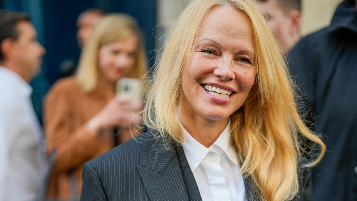 Pamela Anderson acudió sin maquillaje a la Semana de la Moda de París y esta es la razón