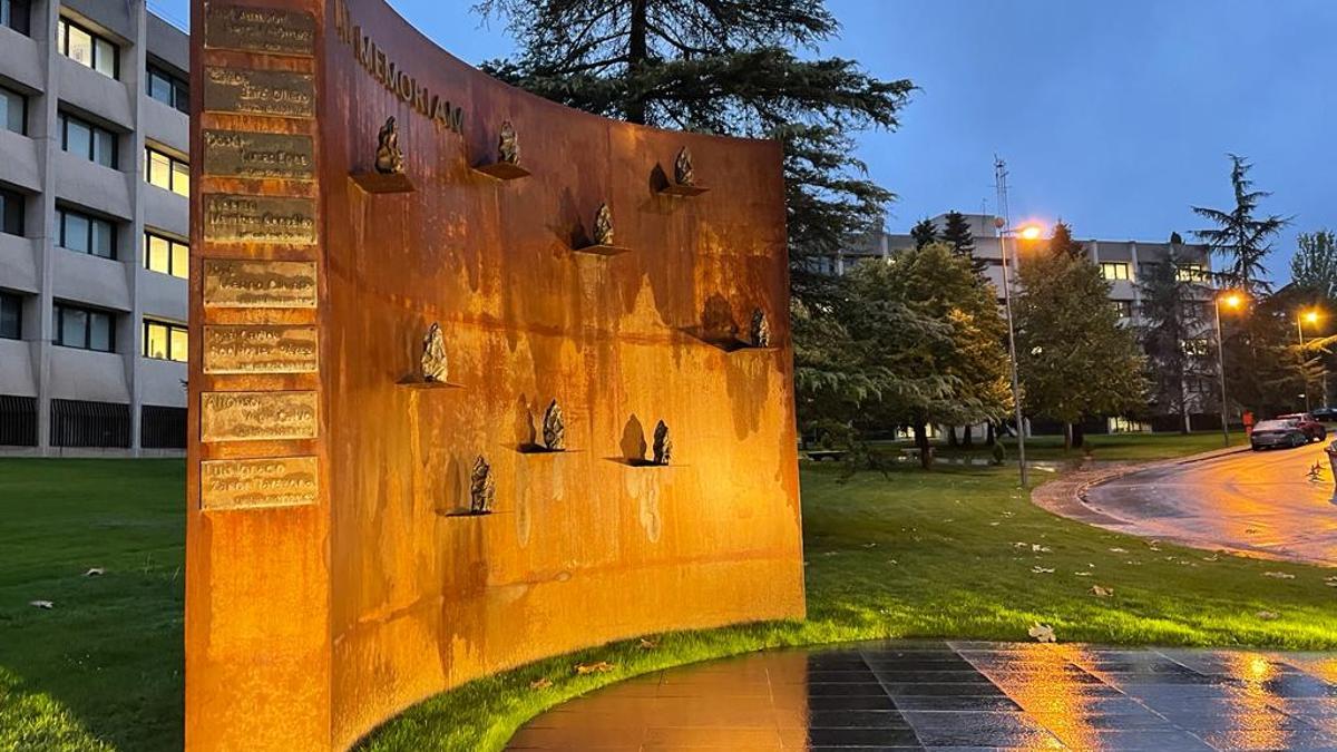 Sede del CNI en Madrid. Monumento dedicado a los agentes que perdieron la vida en Irak