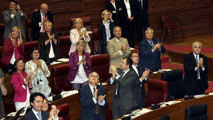 Diputados autonómicos ovacionan a Orihuela, representada por concejales locales en el piso supuerior, tras aprobar por unanimidad la declaración en las Cortes.