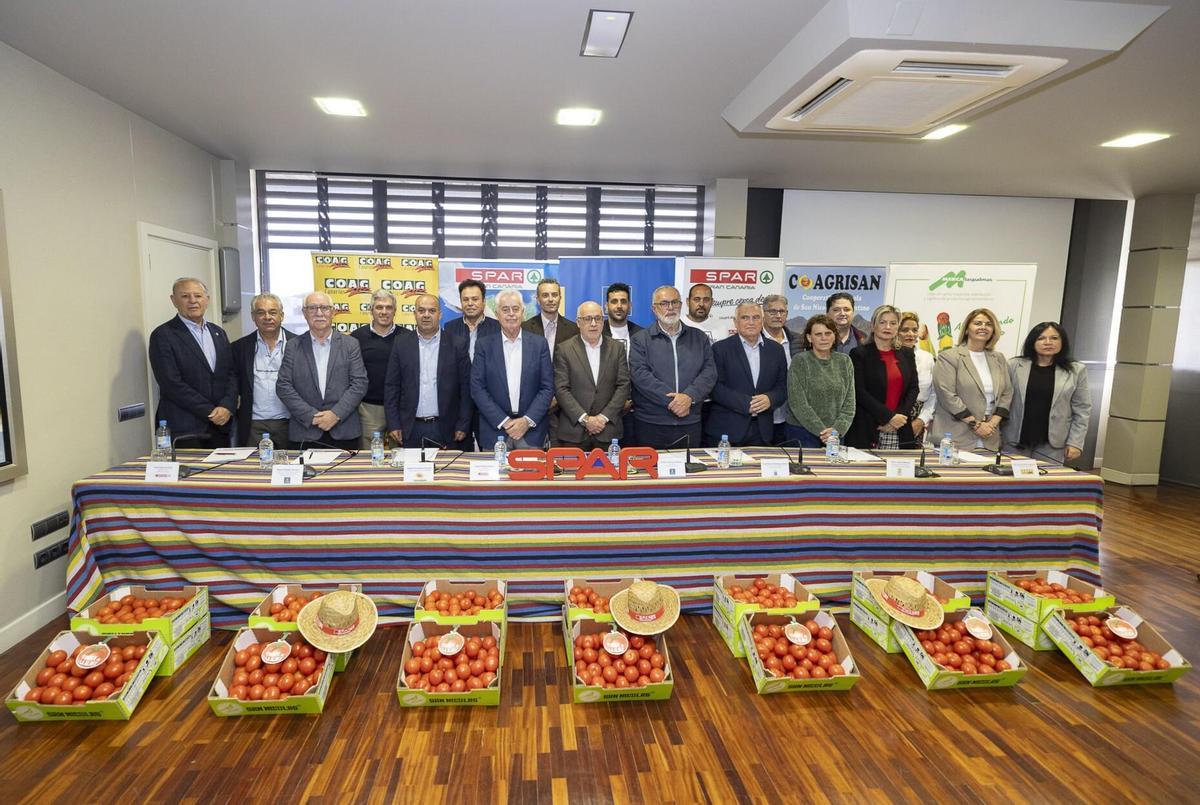 Representantes de Spar y Coagrisan suscriben junto a las autoridades políticas el convenio anual con el apoyo del Gobierno regional, el Cabildo insular y el Ayuntamiento