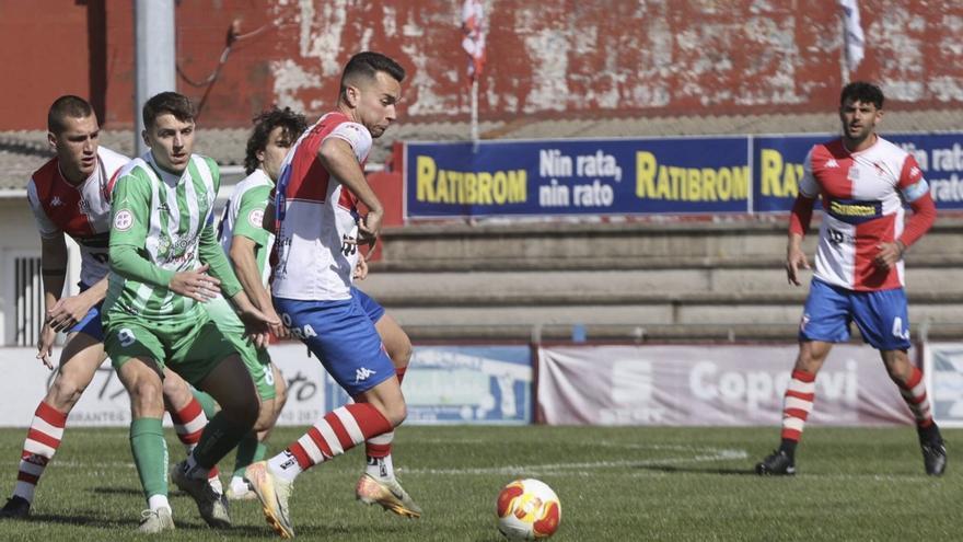 El Arosa asalta el liderato tras vencer al Somozas en un partido muy trabajado (1-0)