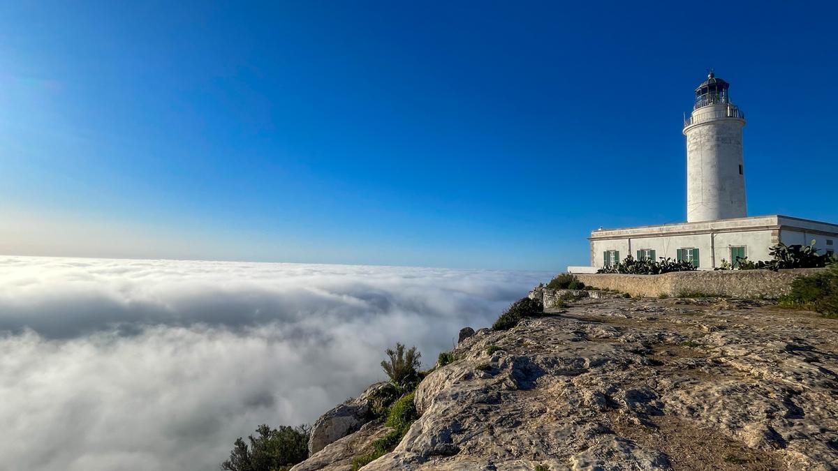 Un manto de nubes a los pies del faro de la Mola.
