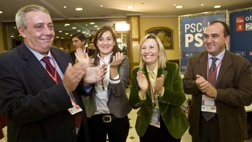 Hernández (izquierda), con Ana Sánchez, Amparo Valcarce y Pedro Muñoz, en el congreso de octubre de 2008.