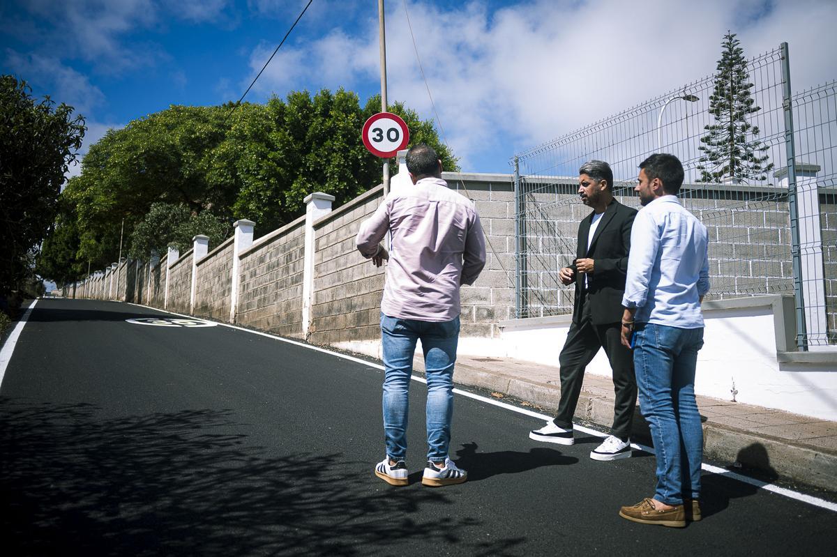 Luis Yeray Gutiérrez y Ángel Chinea visitan la zona de las actuaciones.