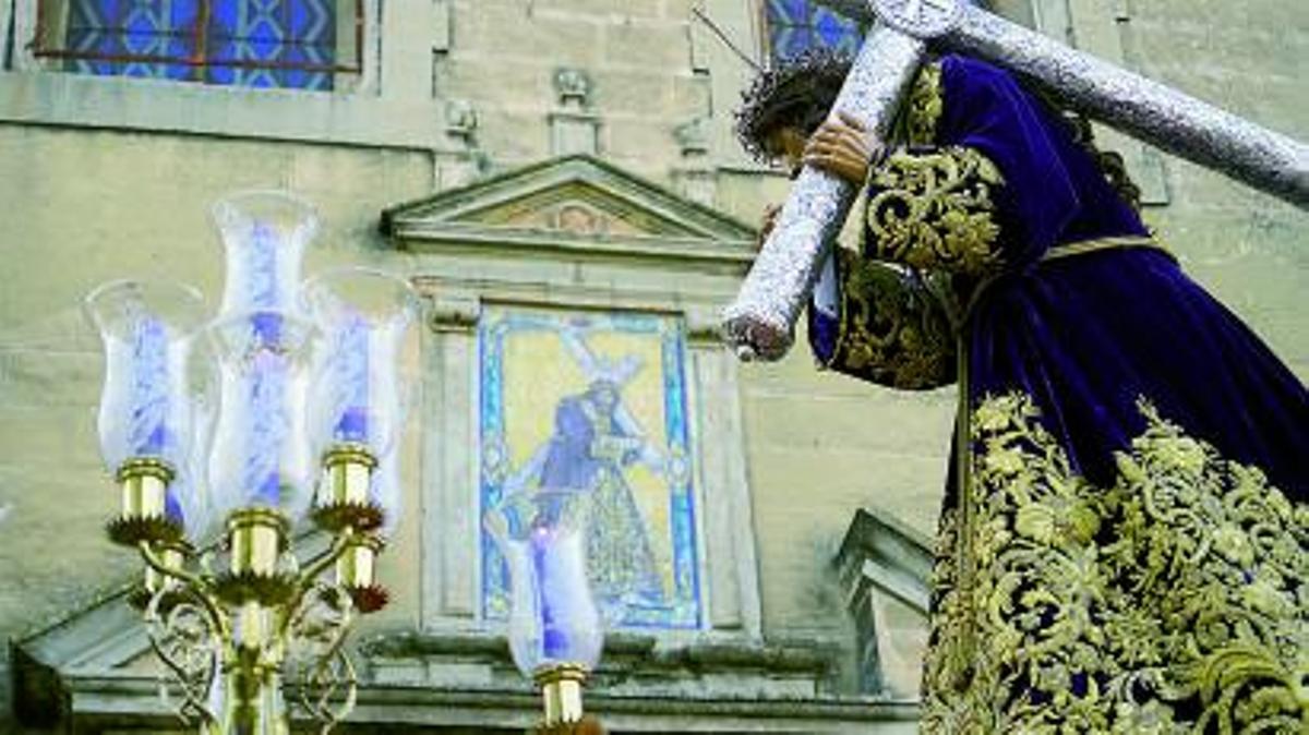 SANTÍSIMO CRISTO DE LA JUVENTUD  LA TALLA ES OBRA DE MIGUEL ÁNGEL GONZÁLEZ JURADO.