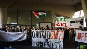 Protesta en apoyo de Palestina frente al edificio de la Facultad de Geografía e Historia de la Universitat de Barcelona, este lunes.