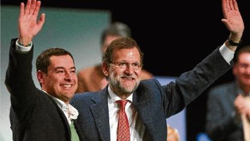 Rajoy i el candidat del PP a presidir la Junta andalusa, Juanma Moreno, saluden els simpatitzants.