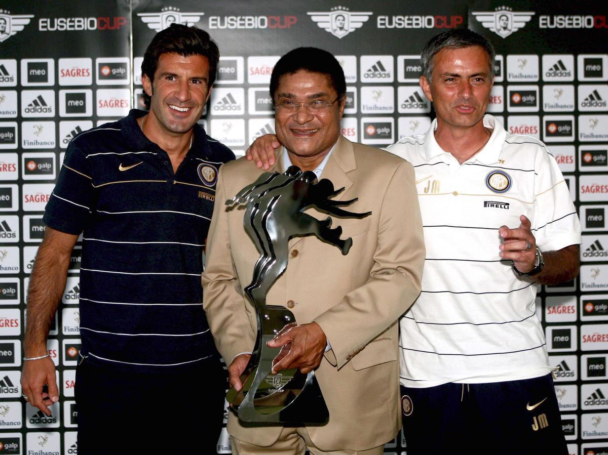 Figo, Eusebio y Mourinho posan en la entrega de la Eusebio Cup