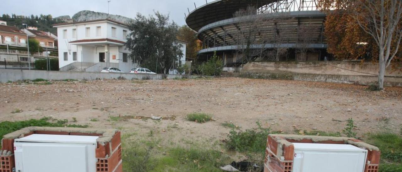 Solar junto a la plaza de toros de Xàtiva, destinado a la construcción de pisos de VPO.