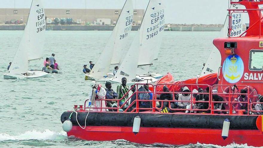 La ‘Salvamar Nunki’ entra en el puerto capitalino, con dirección al Muelle Deportivo, con las 55 personas rescatadas ayer de una patera en Sardina, Gáldar.
