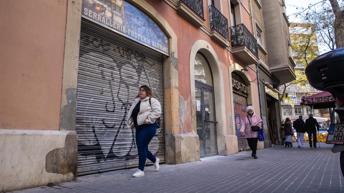 Un negocio cerrado en la calle Sepúlveda, en el barrio de Sant Antoni, en Barcelona.