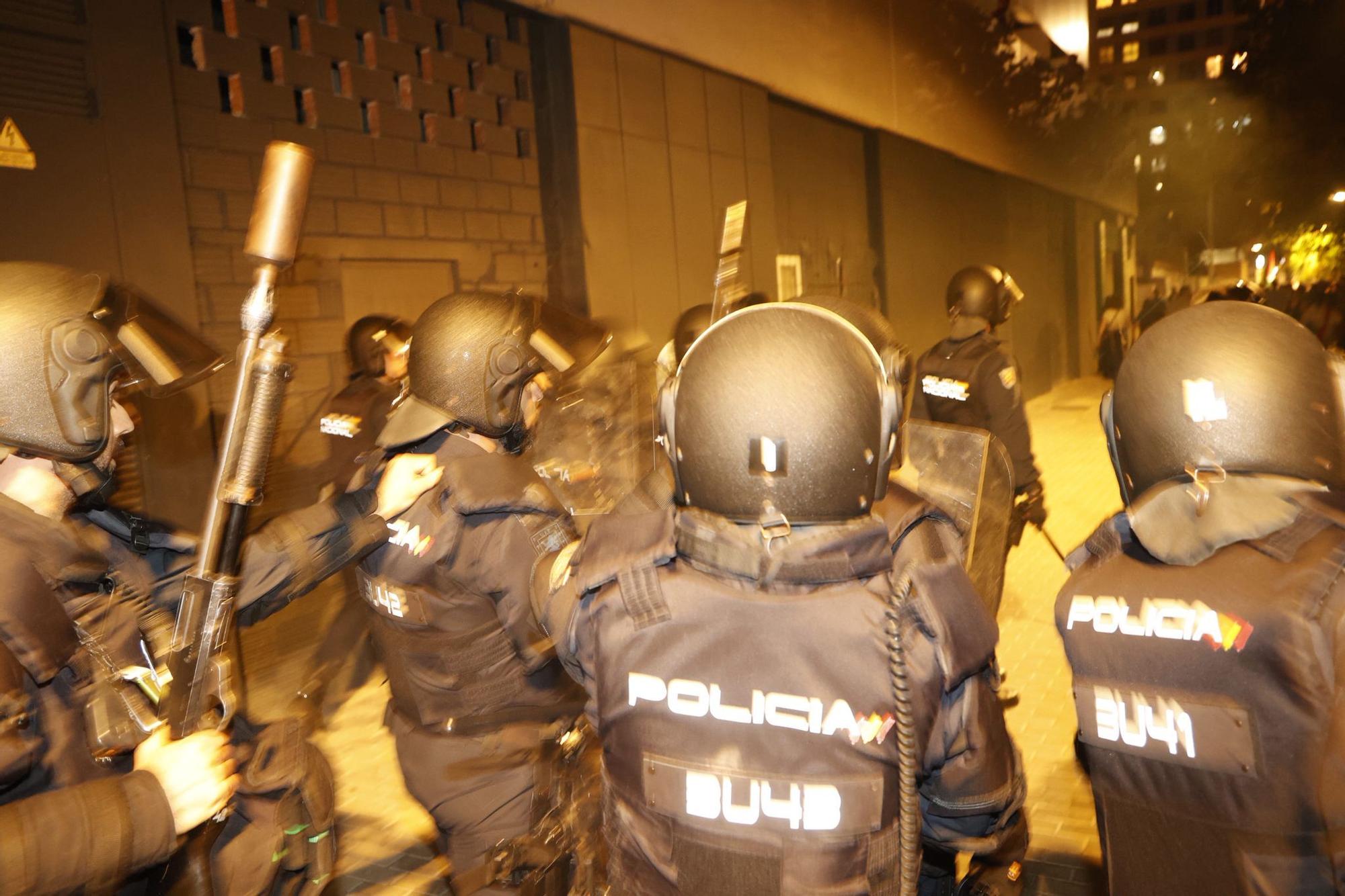 Enfrentamientos entre policía y manifestantes ante un Roig Arena blindado