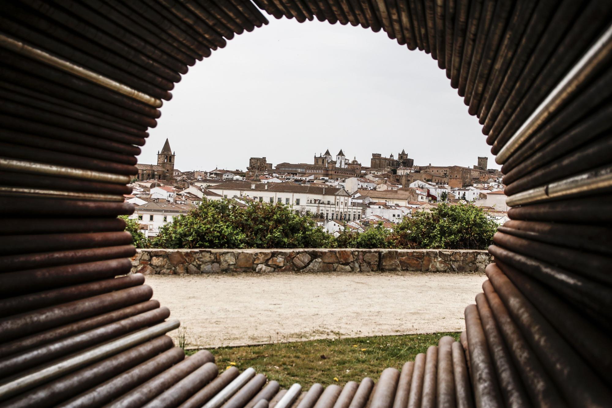 PASEO ALTO: Fue el primer parque público de Cáceres, construido en 1852 sobre el entonces  Cerro del Teso o del Rollo (en la picota se realizaban los ajusticiamientos). Desde sus 450 metros de altura ofrece unas vistas impagables al Norte y Oeste de la ciudad, Los Llanos y la Sierra de Gredos, nítida y a veces nevada. Más abajo, junto al residencial Infanta Isabel, se ha ubicado un parque y una escultura que también sirve de mirador al casco histórico, con una panorámica muy curiosa a través de su estructura tubular, que muchos ya tienen en sus móviles.