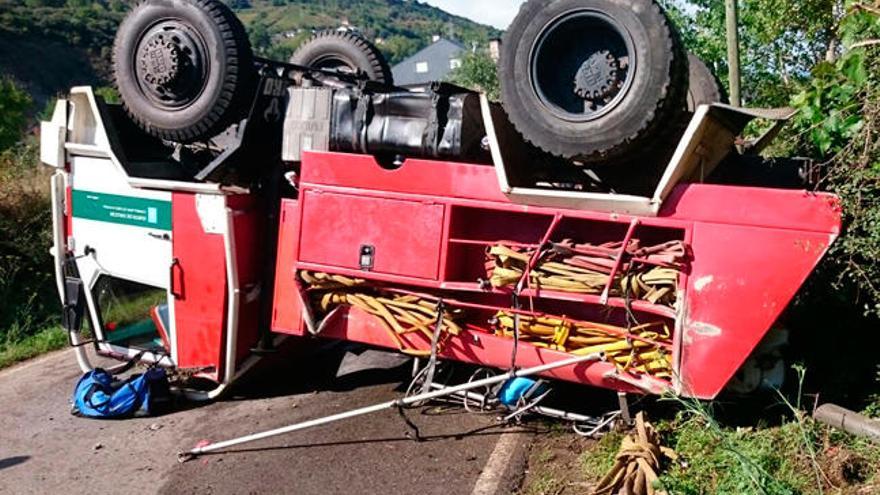 El vehículo, volcado en Viloira. //FDV