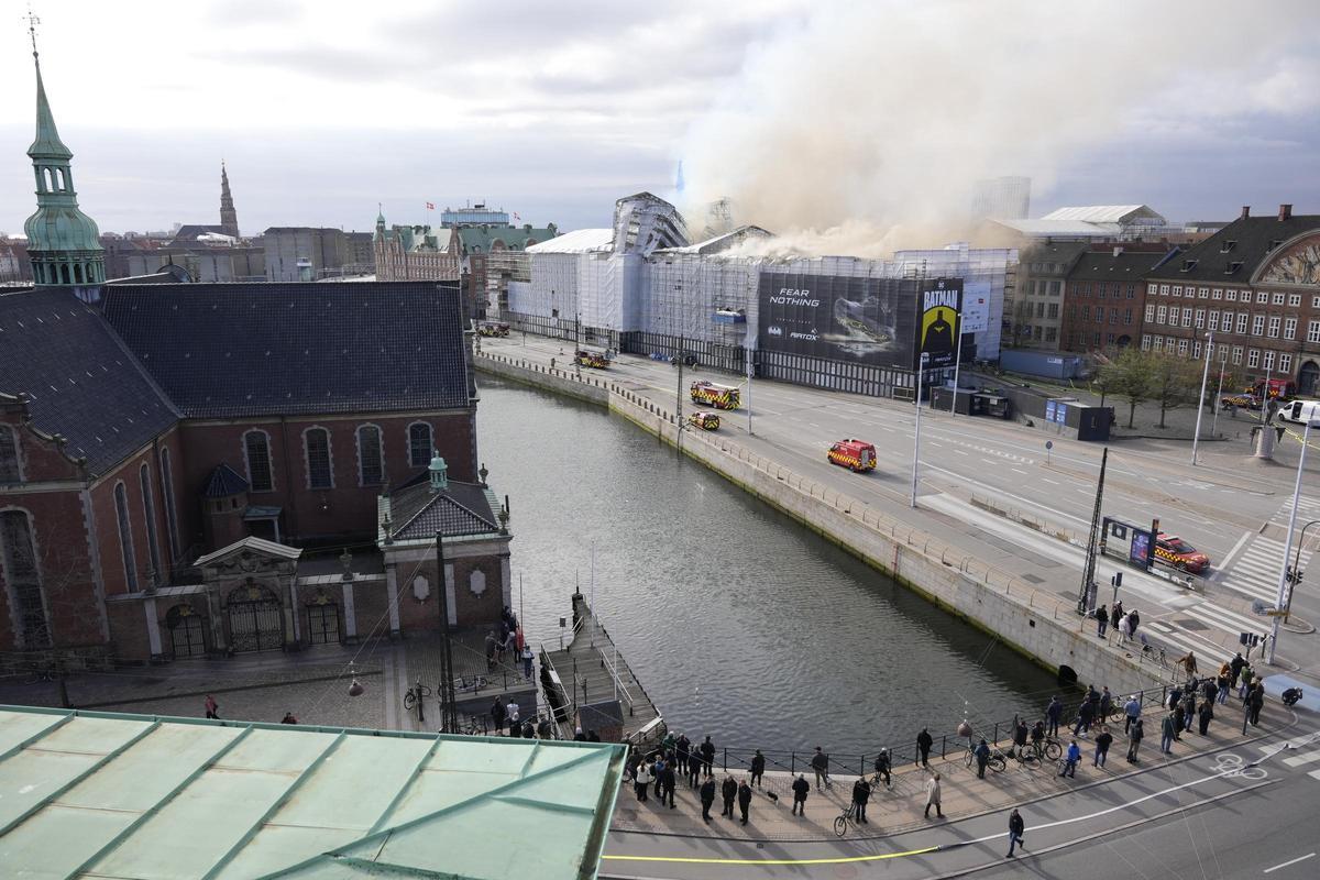 El fuego devora el edificio de la Bolsa de Copenhague