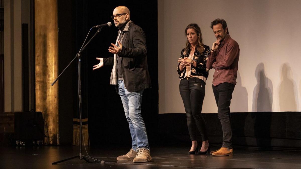 Carlos Navarro (ante el micro) e Iván Martínez, autores del documental, junto a Marta Estevan, que ejerció de presentadora del estreno. | Valentina Ciuca