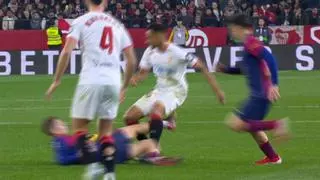 ¡El VAR expulsa a Fermín con roja directa!