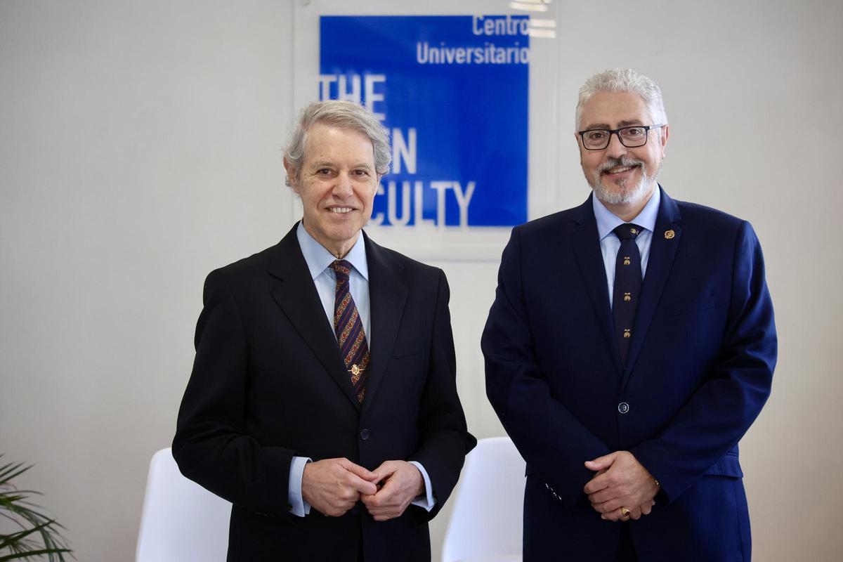 Cristóbal Colón de Carvajal (i) junto al profesor de Relaciones Internacionales de la UMU Juan Aurelio Bernal.