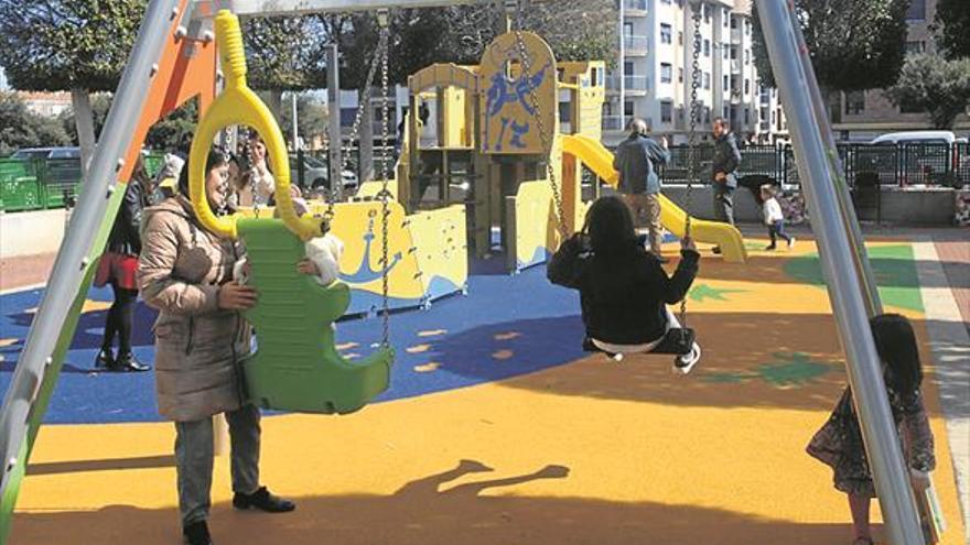 Onda renueva dos parques infantiles con juegos y aparatos de gimnasia