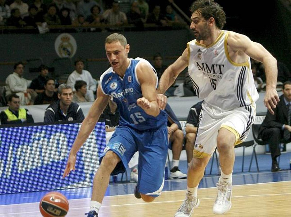 Stojic intenta anotar ante la oposición de un rival