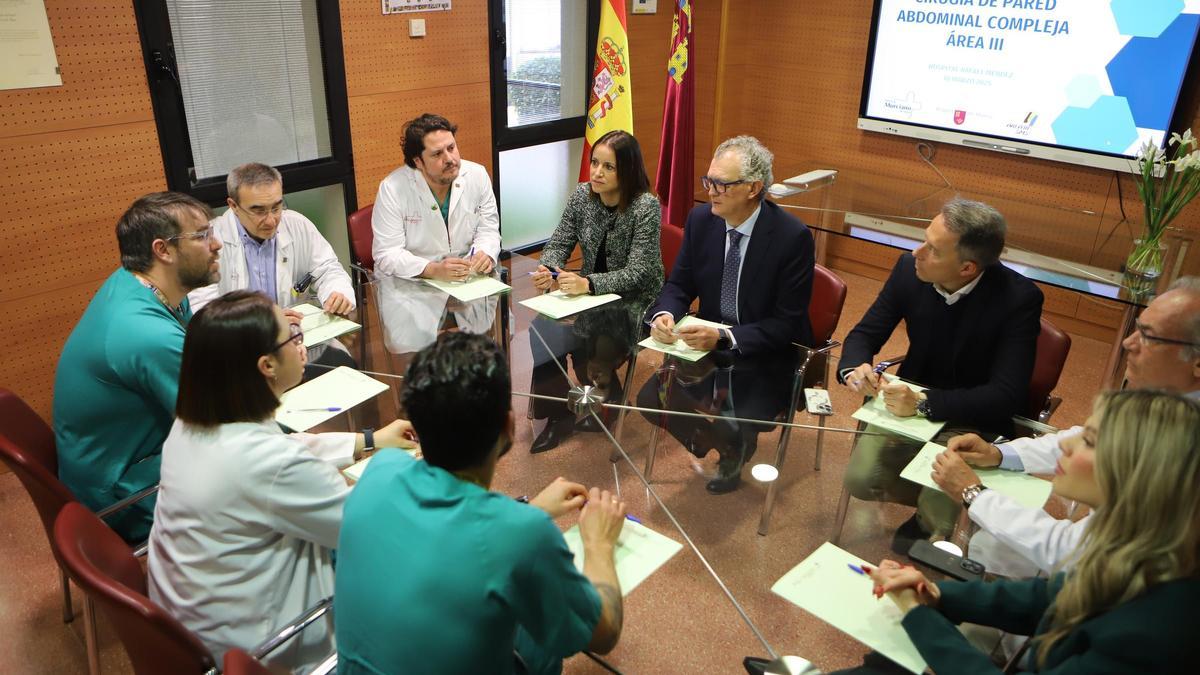 El consejero de Sanidad se reunía este martes con miembros del equipo quirúrgico.