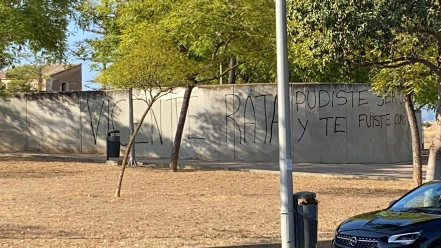 Aficionados mallorquinistas reciben con insultos a Vicente Moreno