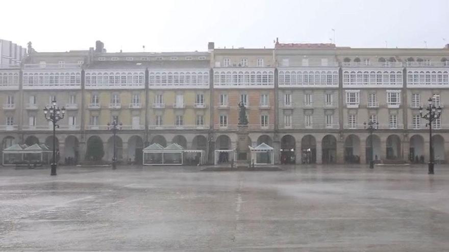 Fuerte chaparrón de lluvia en María Pita