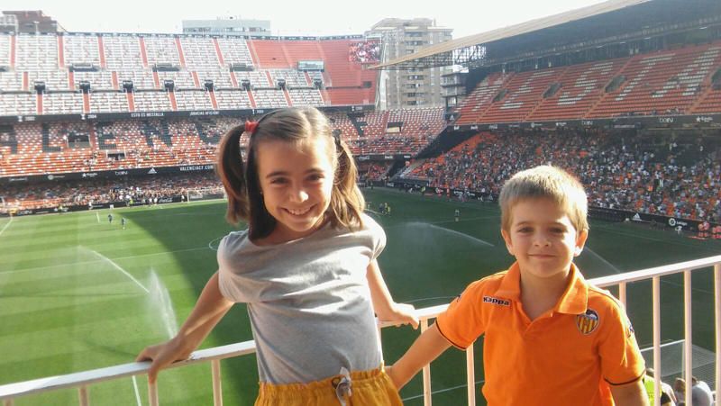 AITANA y VÍCTOR Con el filial en Mestalla