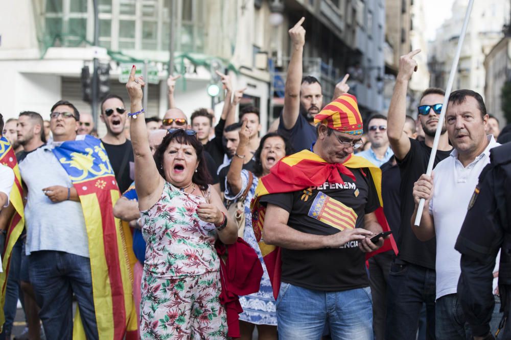 Una protesta ultra revienta la manifestación del Nou d'Octubre en València