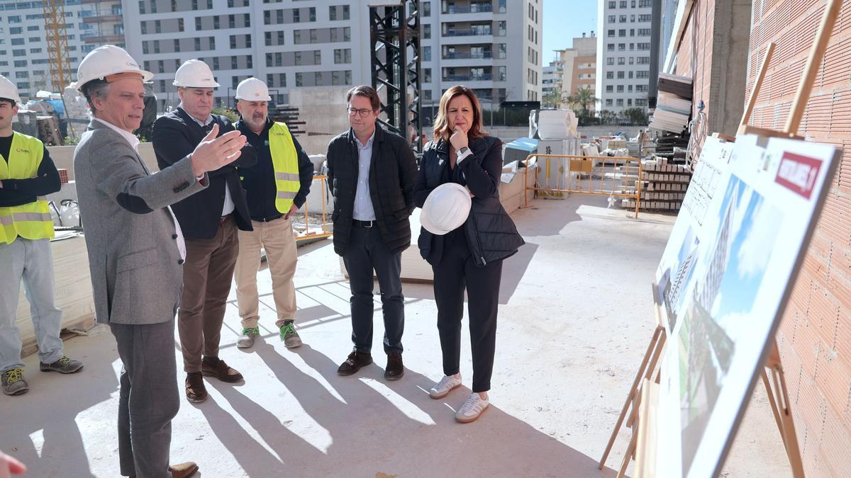 La alcaldesa en la visita de obras a las viviendas de alquiler en Moreras