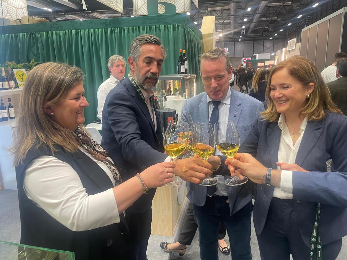 María Cardín, Juan Valdés, Marcelino Marcos y Begoña López, brindando con sidra esta mañana