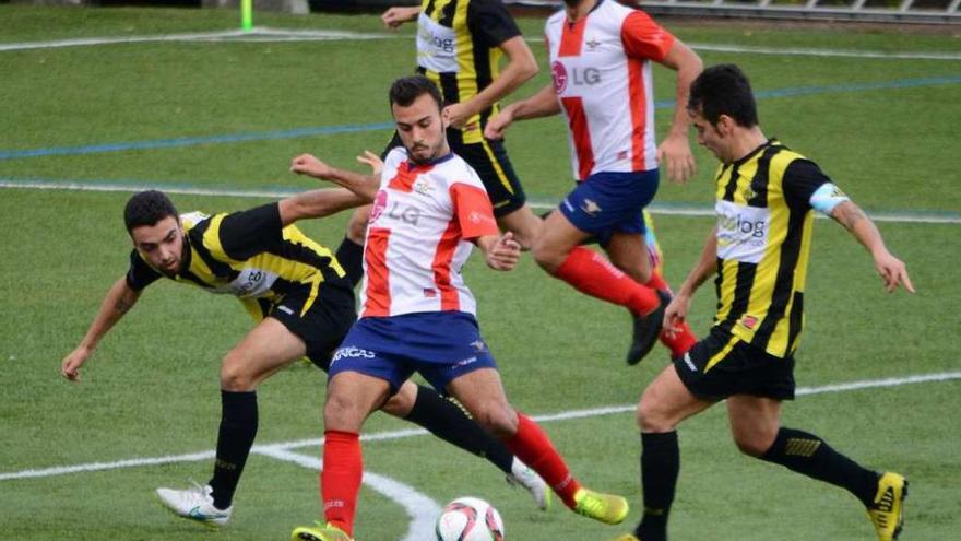 Joni golpea el balón a puerta en el partido entre el Alondras y el Ribadumia. // Gonzalo Núñez