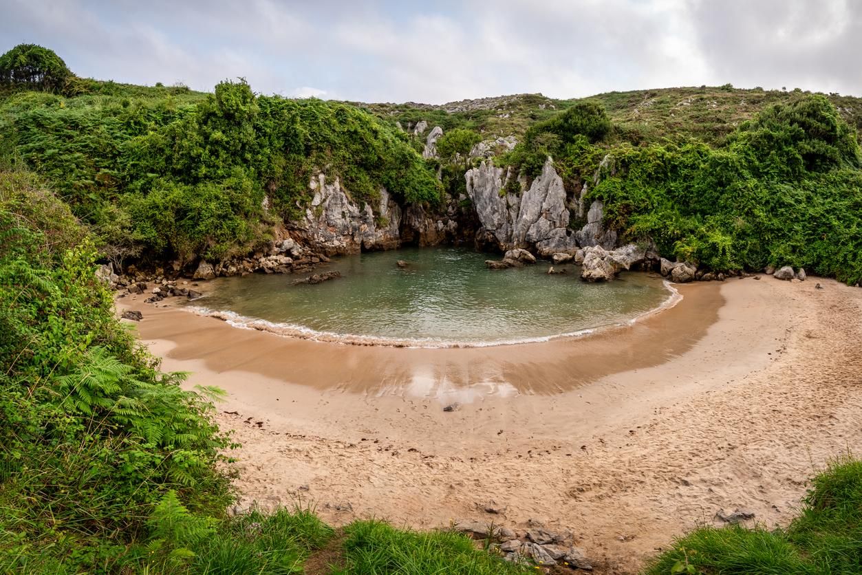 La playa de Gulpiyuri es realmente una playa de interior