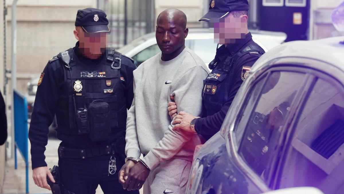 El acusado a su llegada a la Audiencia de Alicante este viernes,